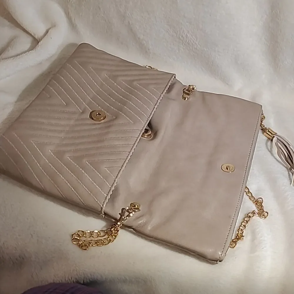 Shoulder chain purse with 3 pockets with magnet closure
